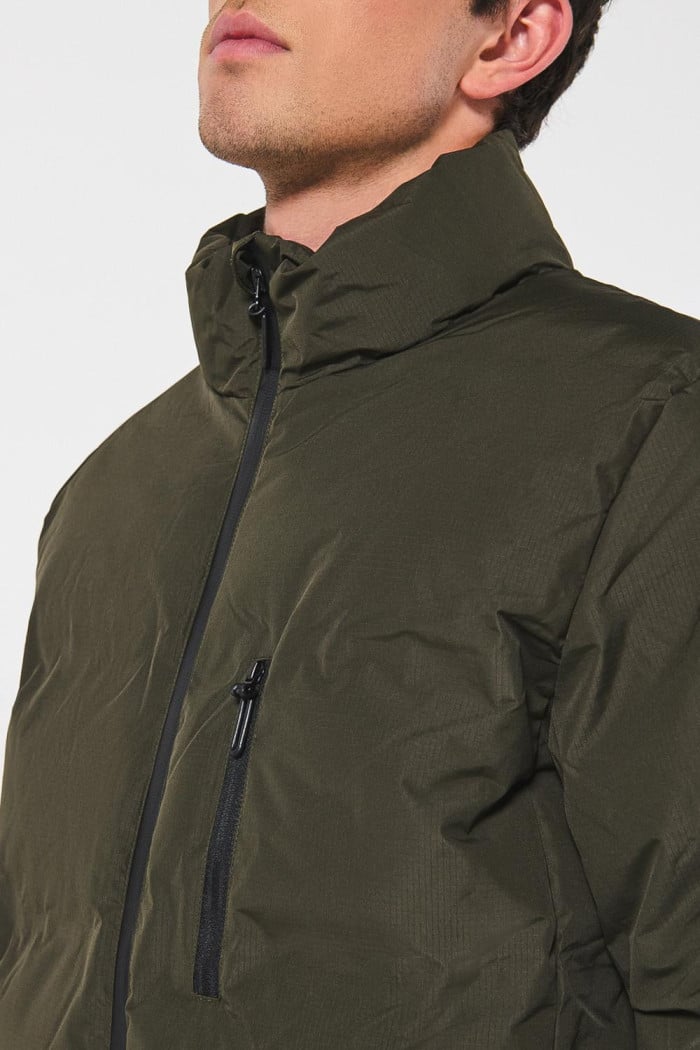 Chaqueta de textura acolchada unicolor con cuello alto