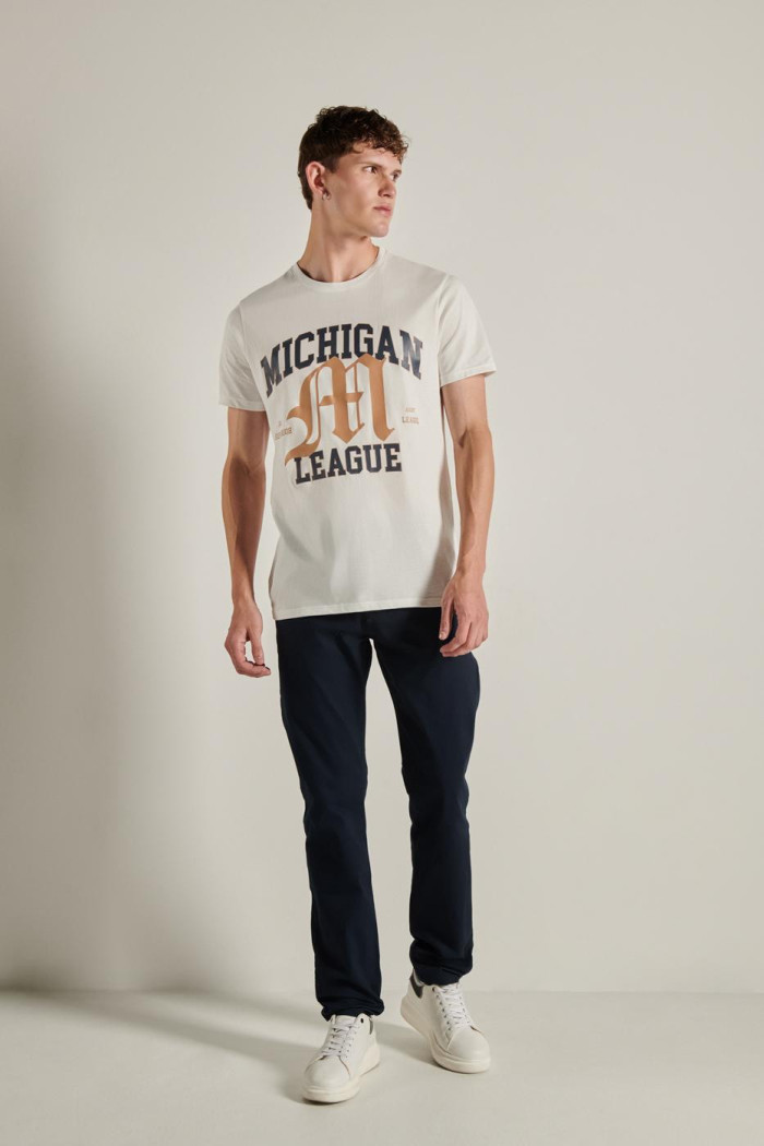 Camiseta unicolor en algodón con diseño college en frente