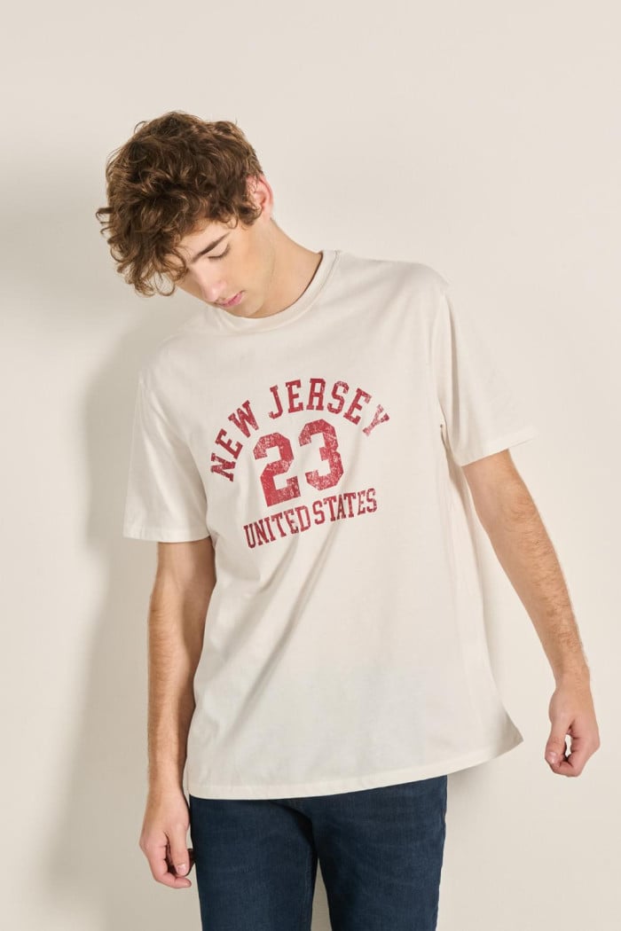 Camiseta unicolor manga corta oversize con diseño college