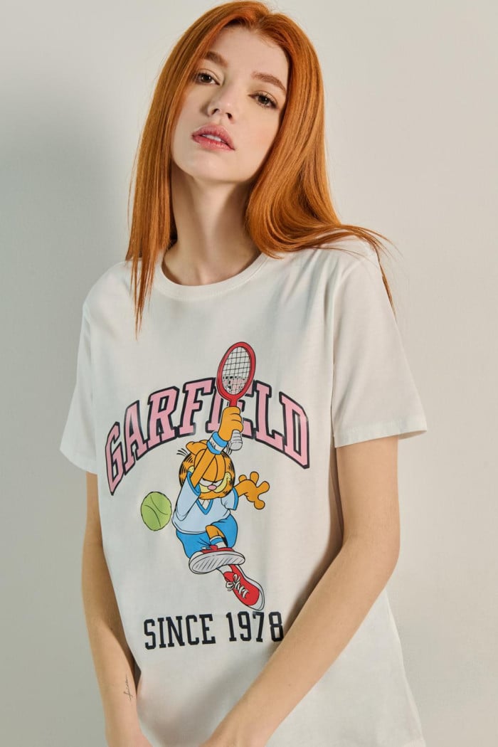 Camiseta unicolor con cuello redondo y diseño de Garfield
