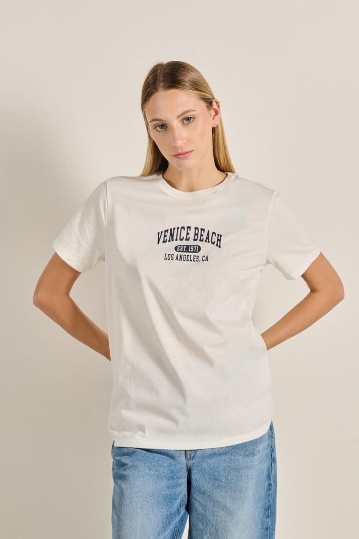Camiseta unicolor en algodón manga corta con diseño college