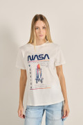 Camiseta unicolor con cuello redondo y diseño de NASA