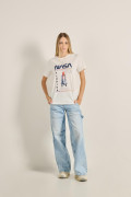 Camiseta unicolor con cuello redondo y diseño de NASA