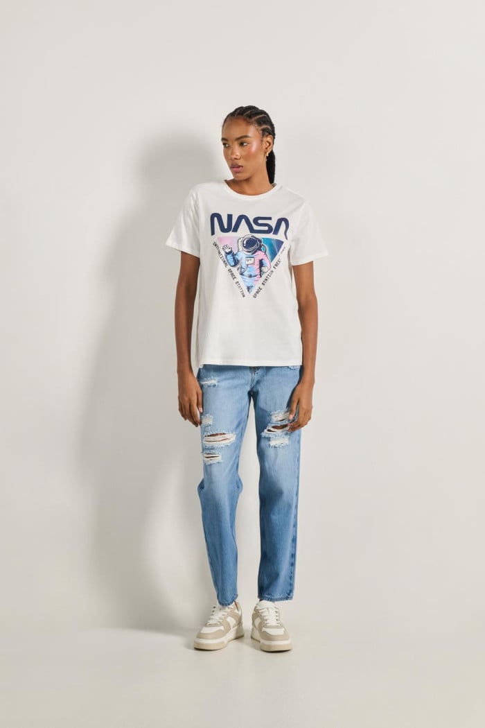 Camiseta crop top unicolor con diseño de NASA en frente