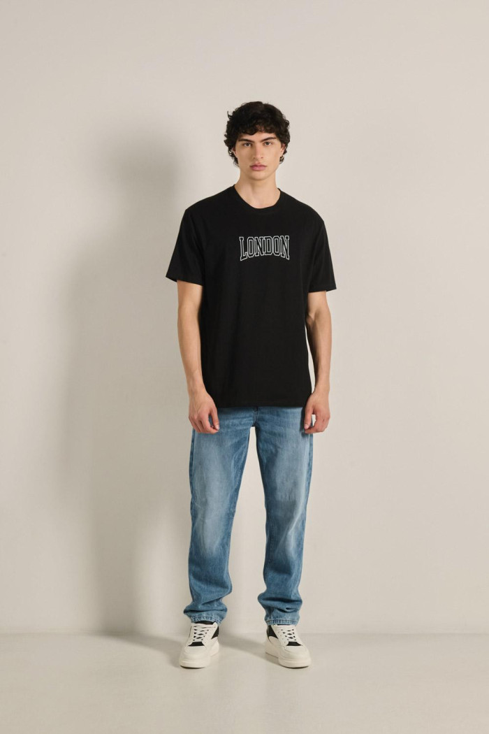 Camiseta manga corta oversize unicolor con texto college