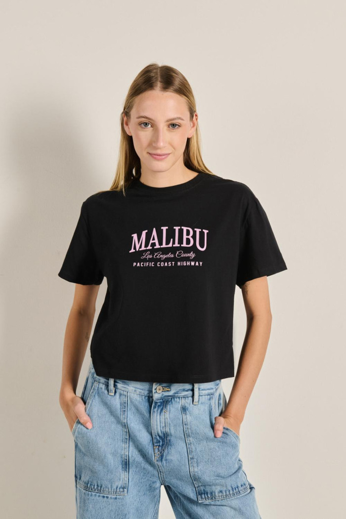 Camiseta unicolor crop top con texto college de Malibú