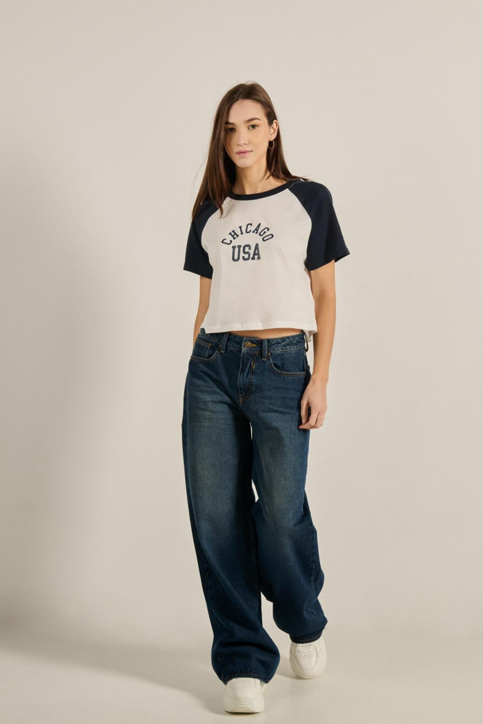 Camiseta unicolor crop top con texto college y manga ranglan