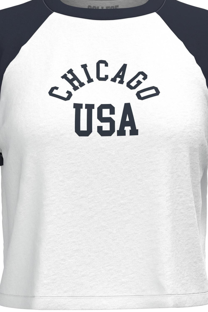 Camiseta unicolor crop top con texto college y manga ranglan