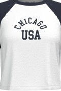 Camiseta unicolor crop top con texto college y manga ranglan