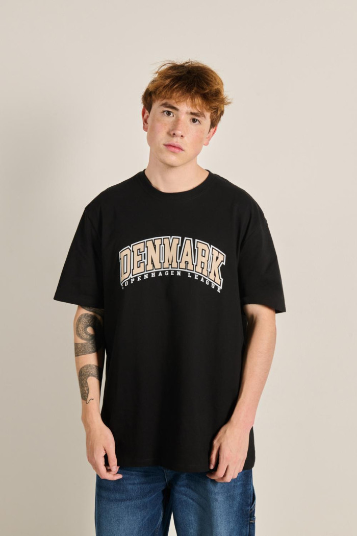 Camiseta unicolor manga corta oversize con diseño college