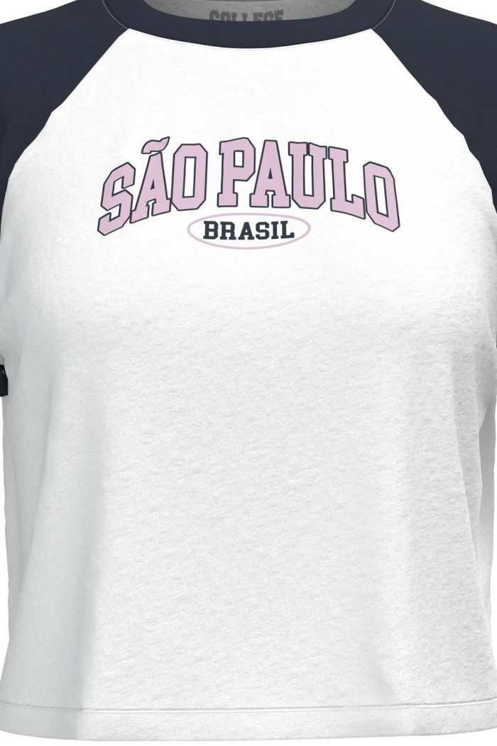 Camiseta unicolor con manga ranglan corta y diseño college