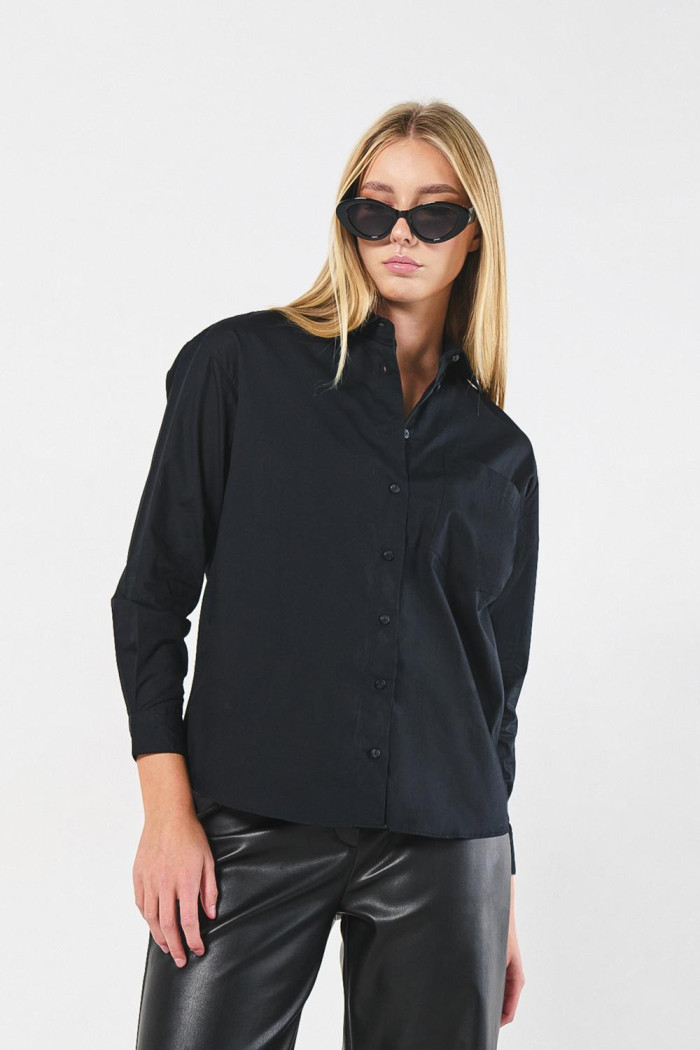 Blusa oversize unicolor con manga larga y bolsillo