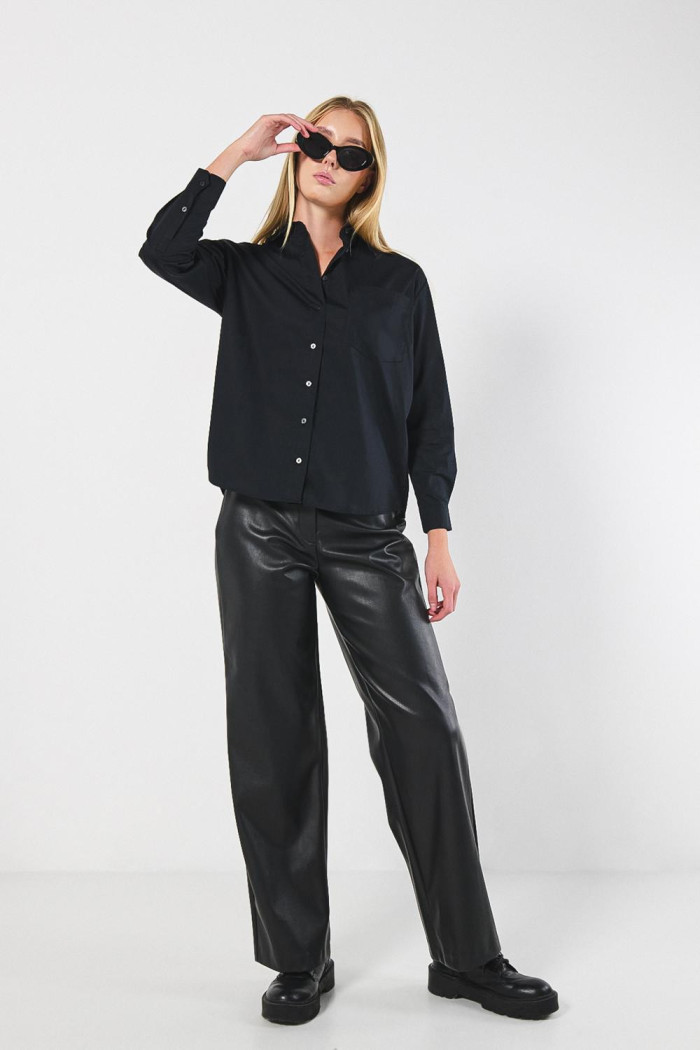 Blusa oversize unicolor con manga larga y bolsillo