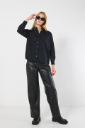 Blusa oversize unicolor con manga larga y bolsillo