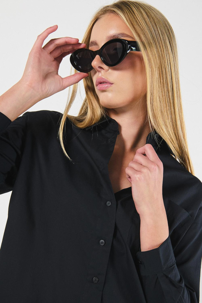 Blusa oversize unicolor con manga larga y bolsillo