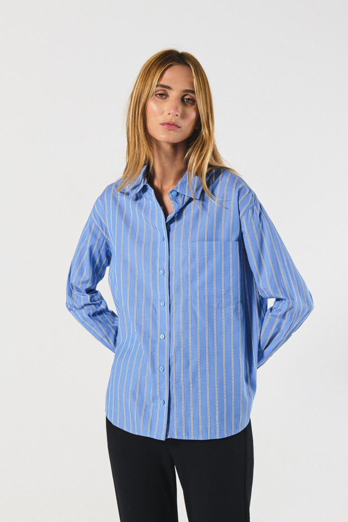 Blusa unicolor a rayas oversize con manga larga