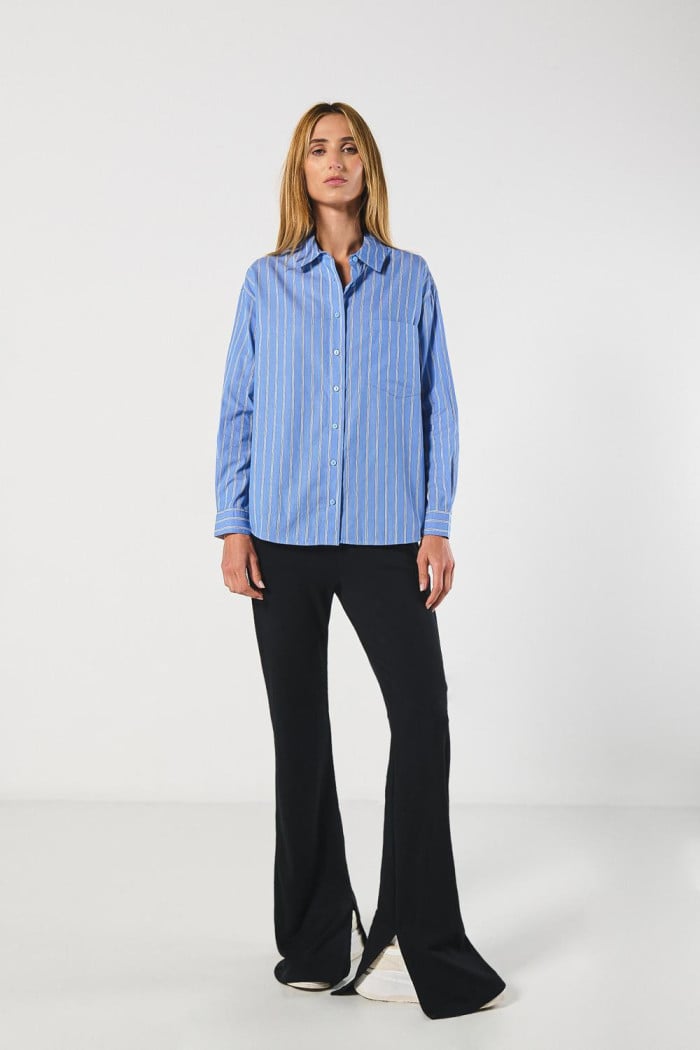 Blusa unicolor a rayas oversize con manga larga