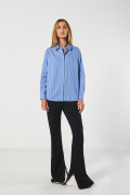 Blusa unicolor a rayas oversize con manga larga