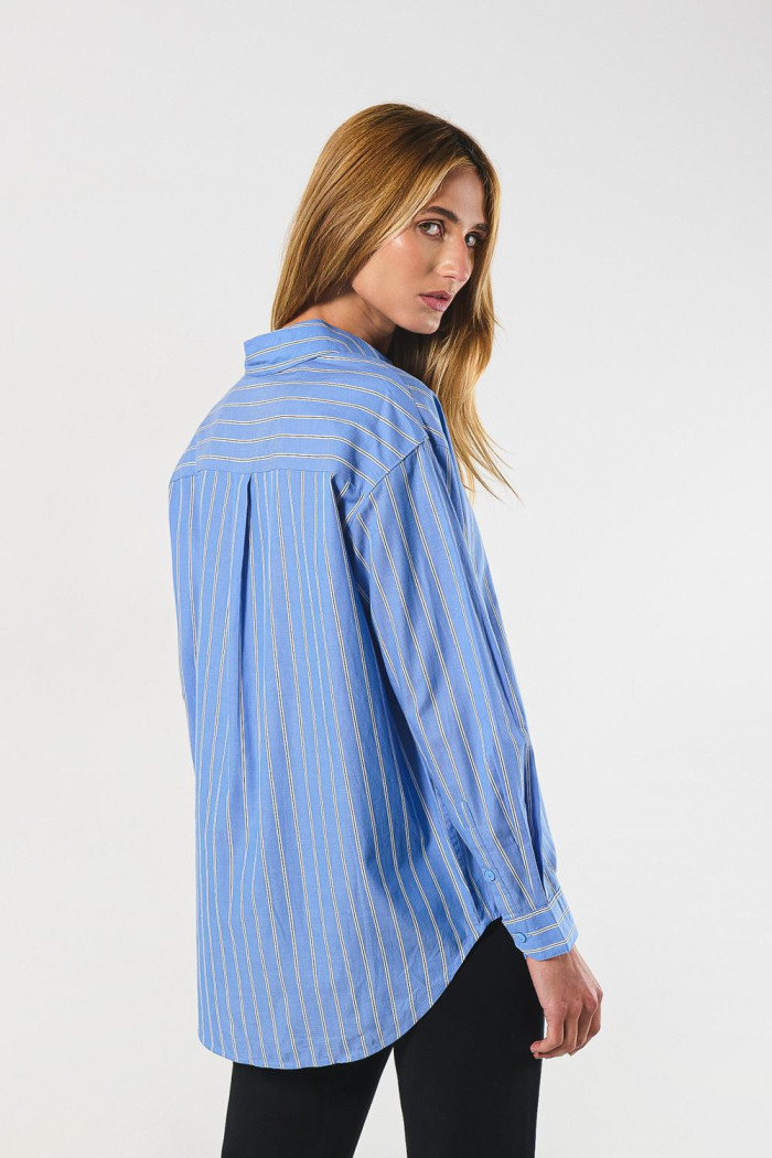 Blusa unicolor a rayas oversize con manga larga