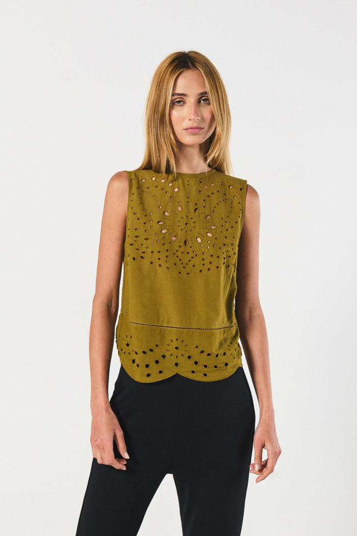Blusa unicolor manga sisa con encaje y escote en espalda