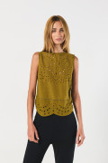 Blusa unicolor manga sisa con encaje y escote en espalda