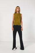 Blusa unicolor manga sisa con encaje y escote en espalda