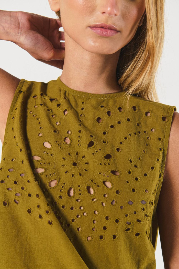 Blusa unicolor manga sisa con encaje y escote en espalda