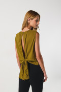 Blusa unicolor manga sisa con encaje y escote en espalda