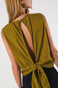 Blusa unicolor manga sisa con encaje y escote en espalda