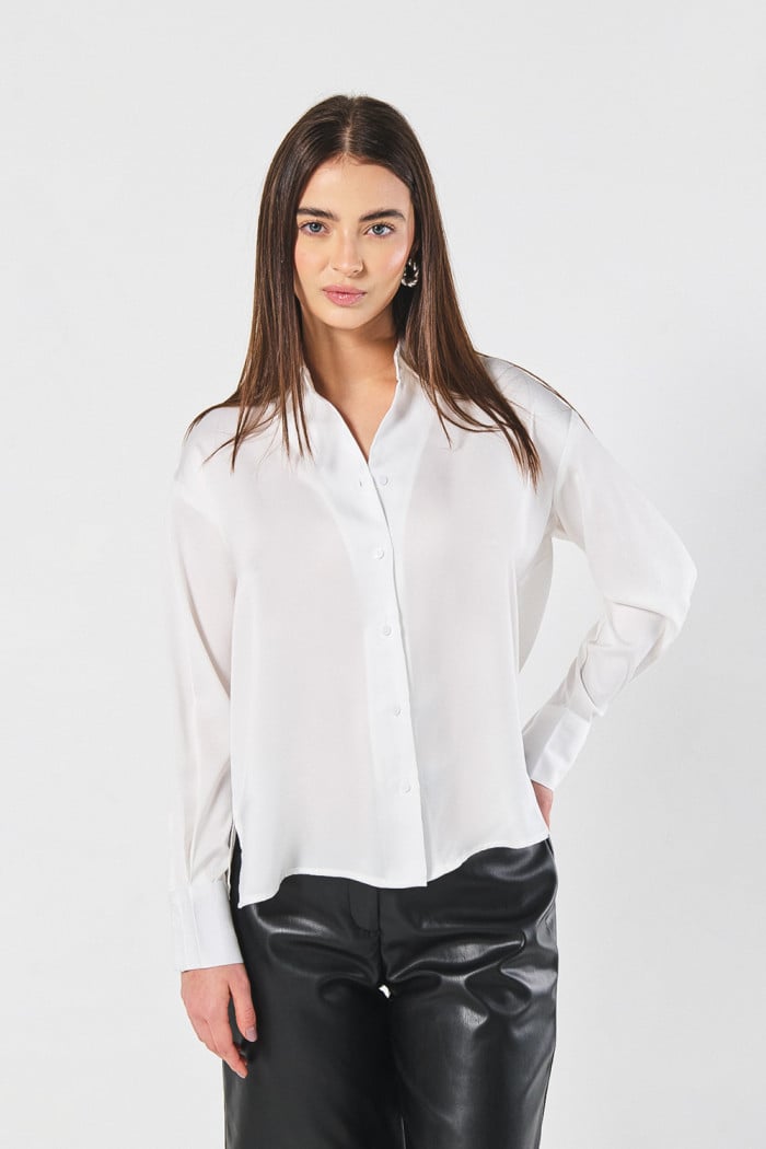 Blusa en satín manga larga unicolor con prense posterior