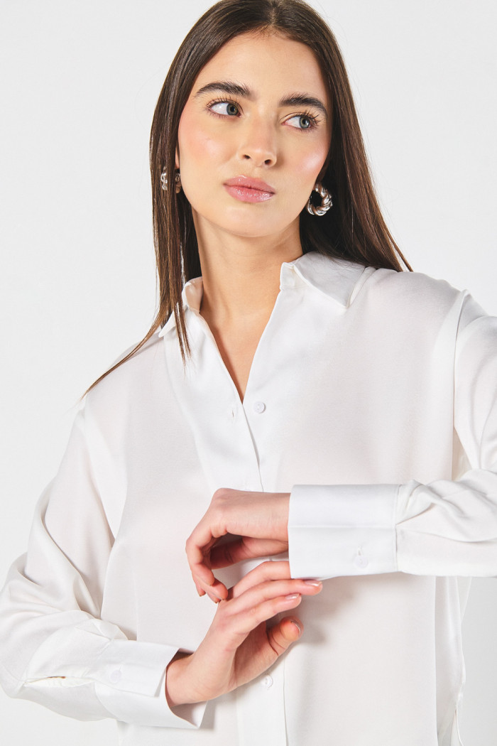 Blusa en satín manga larga unicolor con prense posterior