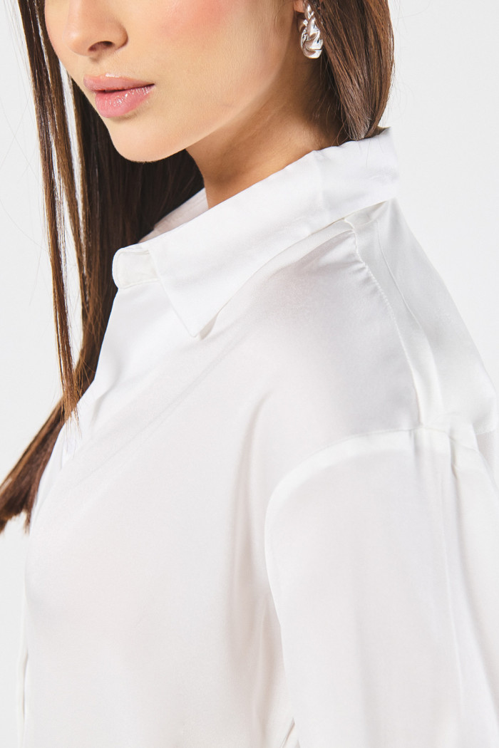 Blusa en satín manga larga unicolor con prense posterior