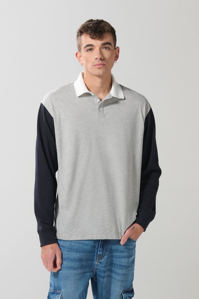 Camiseta polo azul intensa con manga larga y botones