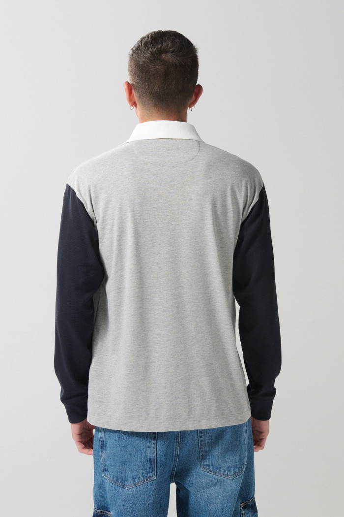 Camiseta polo azul intensa con manga larga y botones