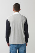 Camiseta polo azul intensa con manga larga y botones