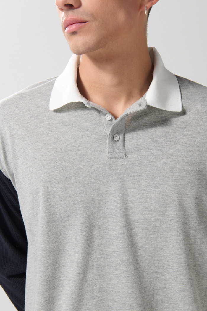 Camiseta polo azul intensa con manga larga y botones