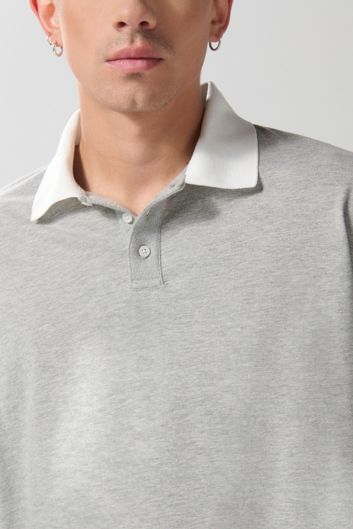 Camiseta polo azul intensa con manga larga y botones