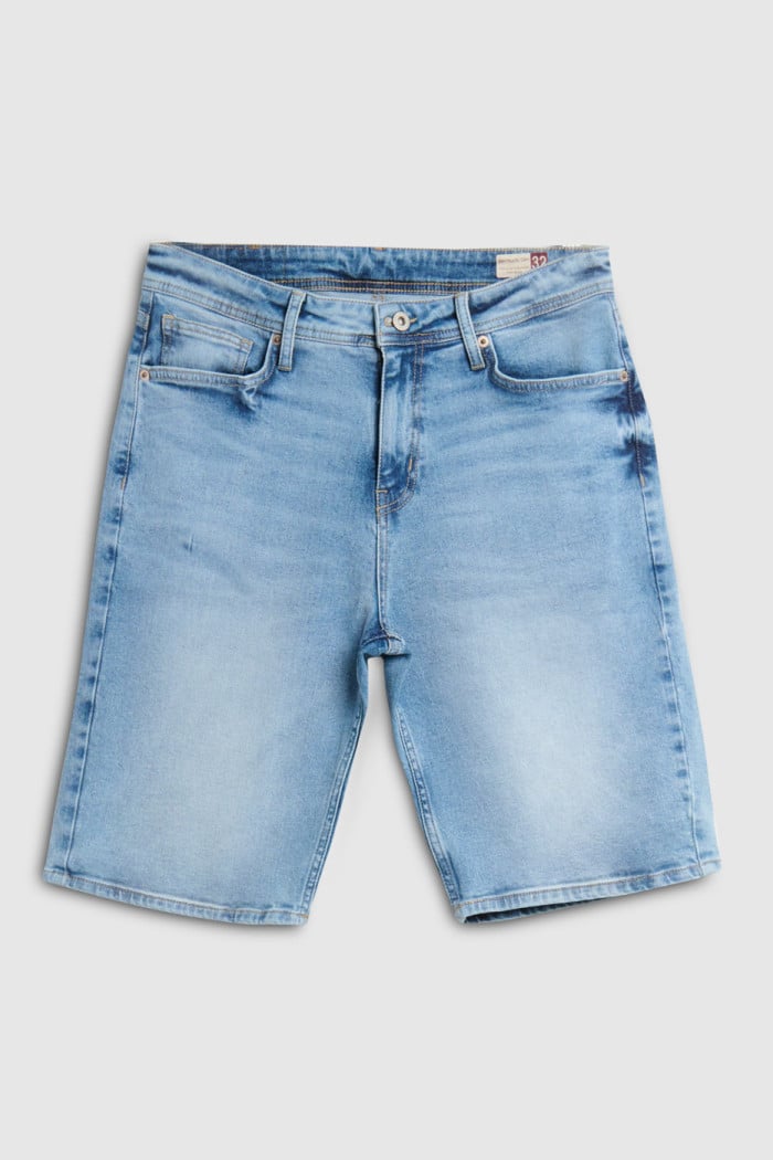 Bermuda slim tiro bajo azul clara en jean con bolsillos