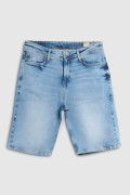 Bermuda slim tiro bajo azul clara en jean con bolsillos