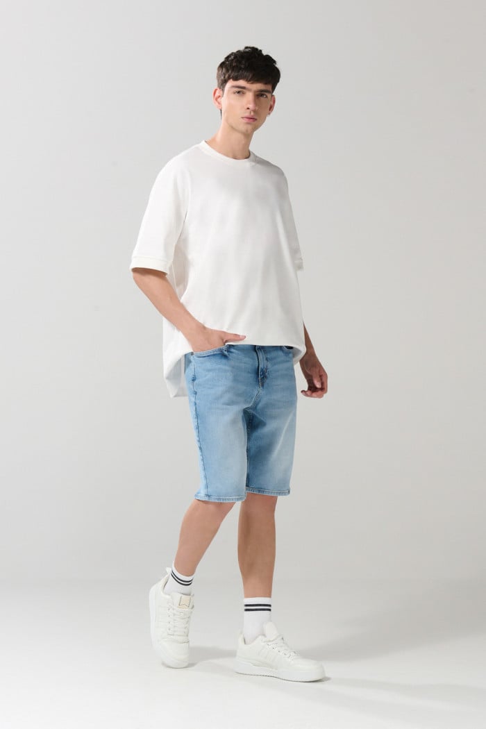 Bermuda slim tiro bajo azul clara en jean con bolsillos