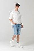 Bermuda slim tiro bajo azul clara en jean con bolsillos