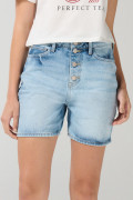 Short azul en jean con tiro súper alto y botones visibles