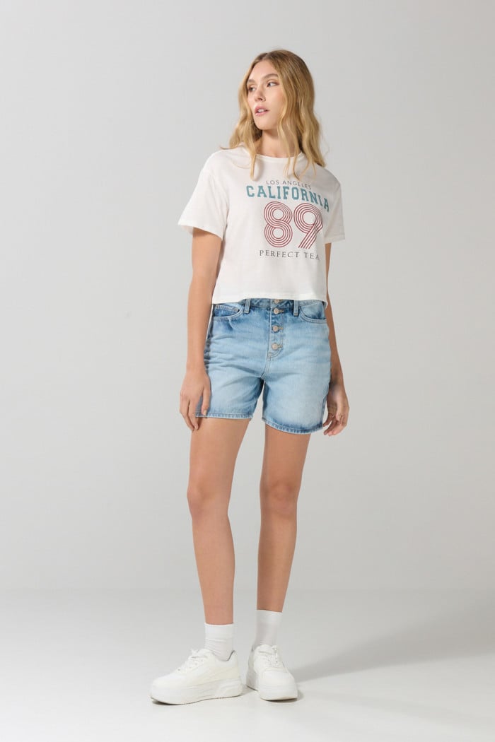 Short azul en jean con tiro súper alto y botones visibles