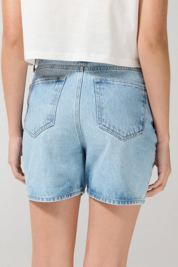 Short azul en jean con tiro súper alto y botones visibles