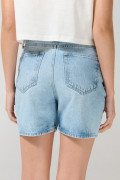 Short azul en jean con tiro súper alto y botones visibles