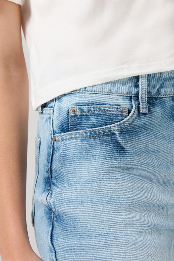 Short azul en jean con tiro súper alto y botones visibles