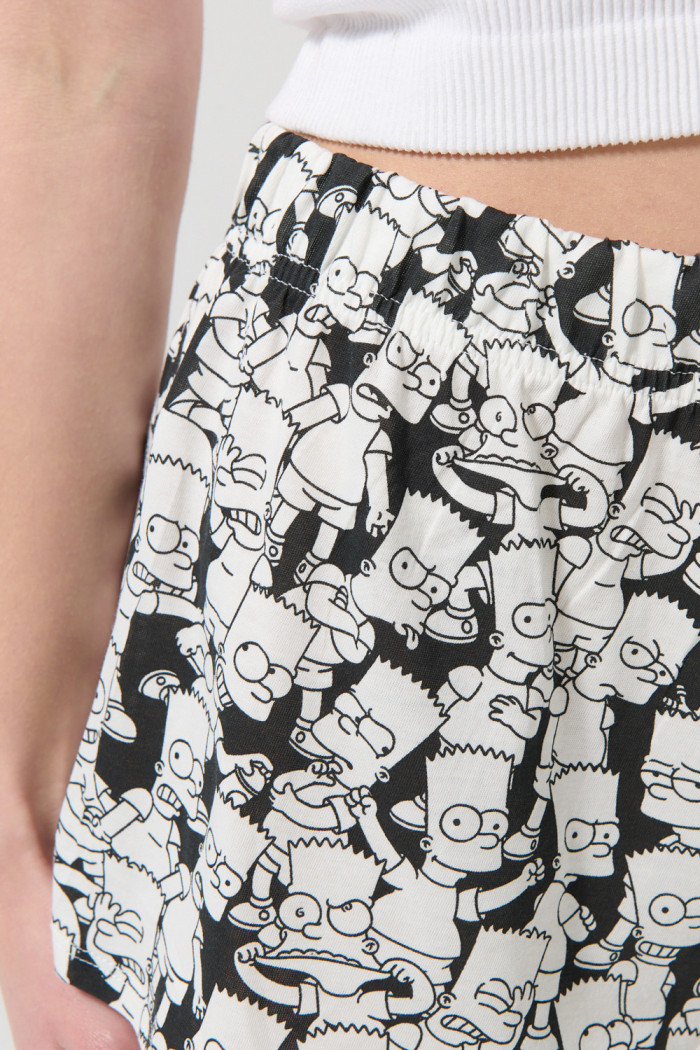 Short negro con estampados continuos de Los Simpson