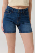 Short tiro medio azul oscuro en jean con costuras visibles