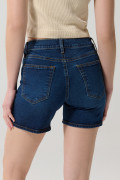 Short tiro medio azul oscuro en jean con costuras visibles