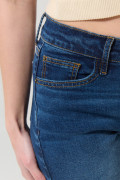 Short tiro medio azul oscuro en jean con costuras visibles